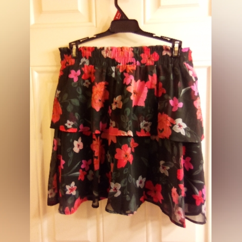 Red and black floral skirt new without tags women's size large